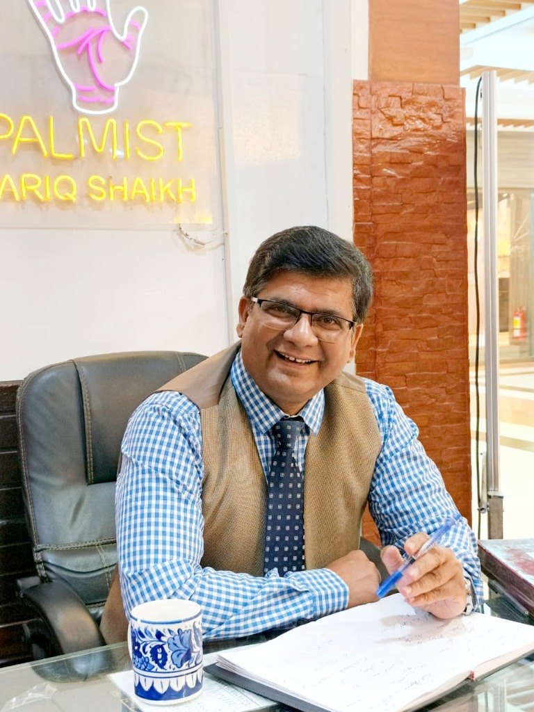 Palmist Tariq Shaikh Consultation Office Centaurus Mall