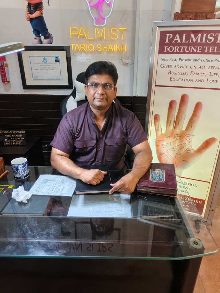Palmist Tariq Shaikh Fortune Telling Desk