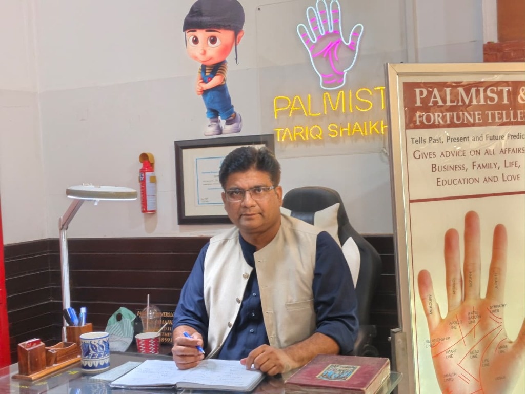 Palmist Tariq Shaikh at Consultation Desk Centaurus Mall