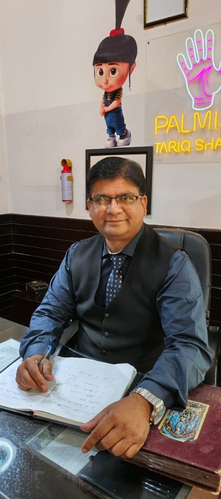 Palmist Tariq Shaikh Analyzing Client Palmistry Chart